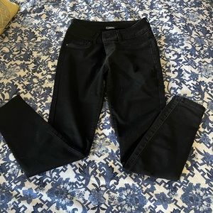 2 Black mid rise wash d. jeans size 4 Stretch fabic, skinny. 27waist,28 length.